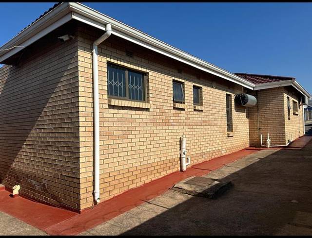 BUSINESS PROPERTY TO RENT IN SOUTHERNWOOD